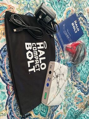 Halo Compact Bolt Portable Charger - White Marble with Gold Accents